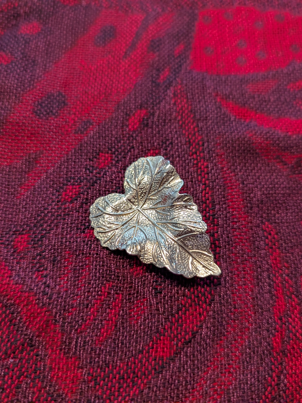 Golf Leaf Brooch - Detailed Leaf Design
